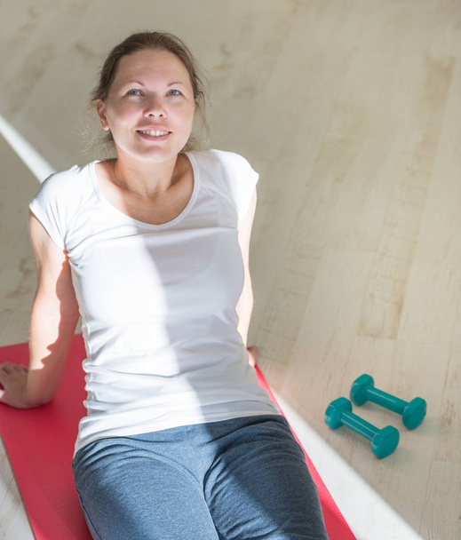 Porträt einer jungen fettleibigen Frau, die zu Hause trainiert - Foto, Bild