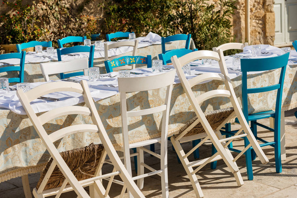 Tafels en stoelen - traditioneel Italiaans Restaurant - Foto, afbeelding