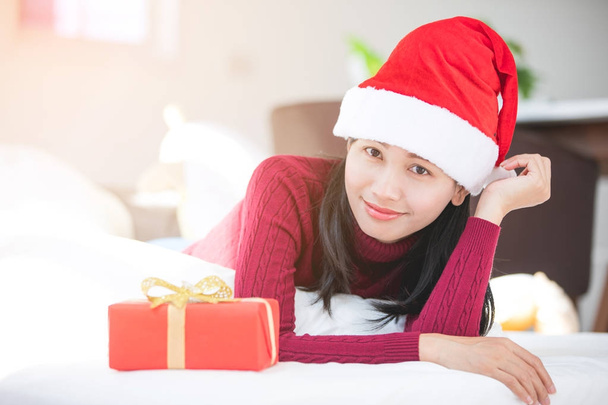 Portrait of young beautiful asian woman with christmas present  - Фото, изображение