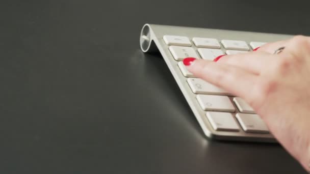 Tipik bir klavye ve fare kullanarak kadın. Aşırı yakın çekim. Kırmızı Epic vurdu - Video, Çekim