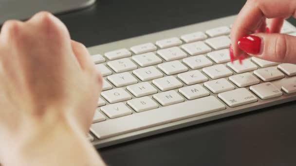 Vrouw te typen op een toetsenbord en gebaren. Extreme close-up. Geschoten op het rode Epic - Video