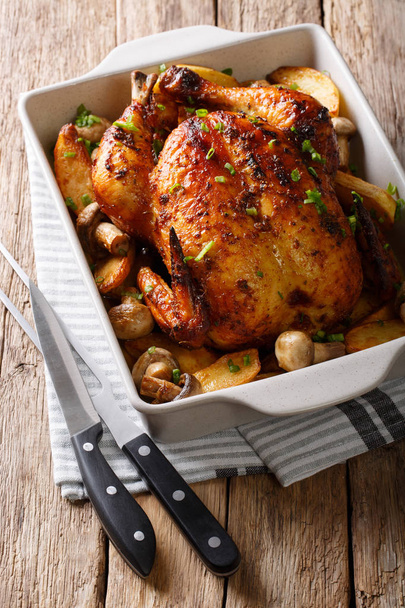Вкусная еда: жареная курица с грибами и картофелем крупным планом
 - Фото, изображение