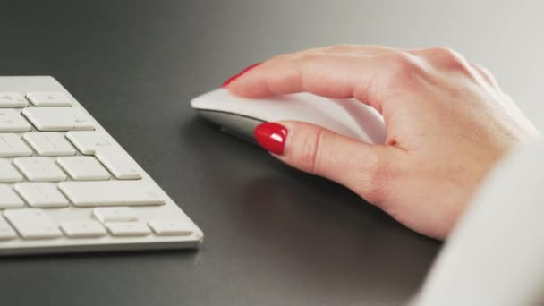 Vrouw met behulp van muis en typen op een toetsenbord. Extreme close-up. Geschoten op het rode Epic - Video