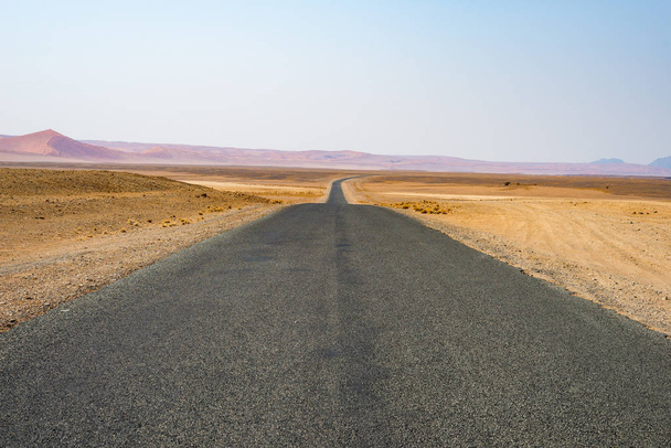 Οδικό ταξίδι στην έρημο Namib, Εθνικό Πάρκο Namib Naukluft, ταξιδιωτικός προορισμός στη Ναμίμπια. Ταξίδια περιπέτειες στην Αφρική. - Φωτογραφία, εικόνα