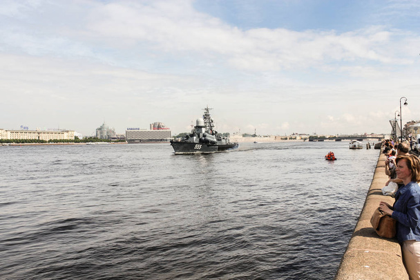 Военный корабль, идущий вдоль набережной
. - Фото, изображение