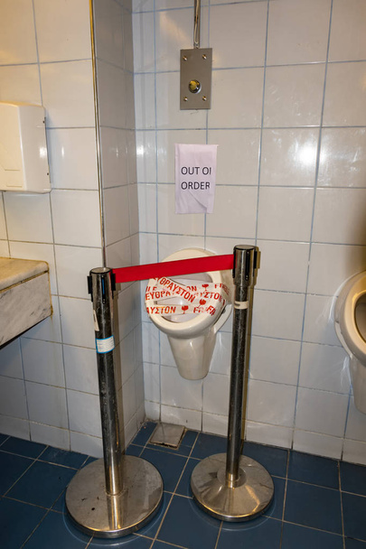 Baño público - urinarios - fuera de servicio (GRECIA
) - Foto, Imagen