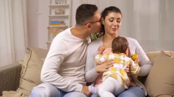 família feliz com bebê menina em casa
 - Filmagem, Vídeo