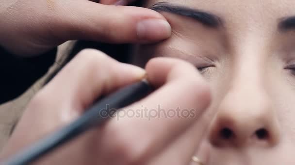Applying  eye shadow On beautiful woman's Eyes - Filmmaterial, Video