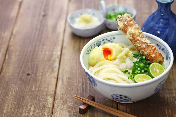 japonés frío sanuki udon fideos en coberturas con surimi tempura y suave hervido tempura huevo
 - Foto, imagen
