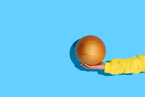 Image recadrée de la main de l'homme avec balle de basket à la main
 - Photo, image
