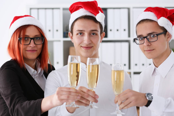 eine Gruppe von Geschäftsleuten feiert Weihnachten - Foto, Bild