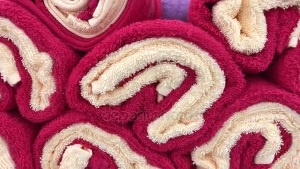 Lähikuva värikkäitä pyyhkeitä myymälässä ostoskeskus, Bali. Paljon pyyhkeitä
. - Materiaali, video