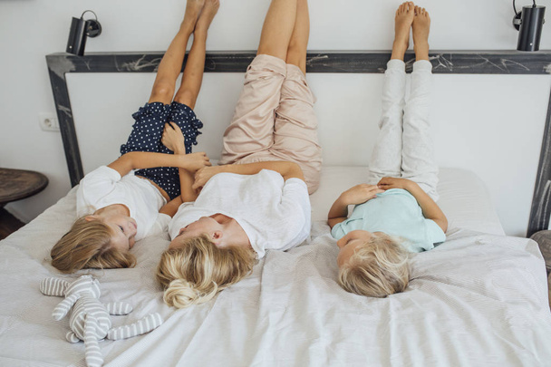 Mother and Daughters - 写真・画像