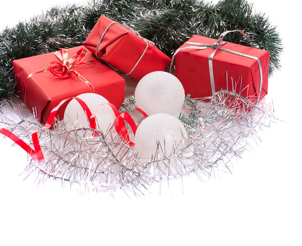 rode geschenken met zilver klatergoud   - Foto, afbeelding