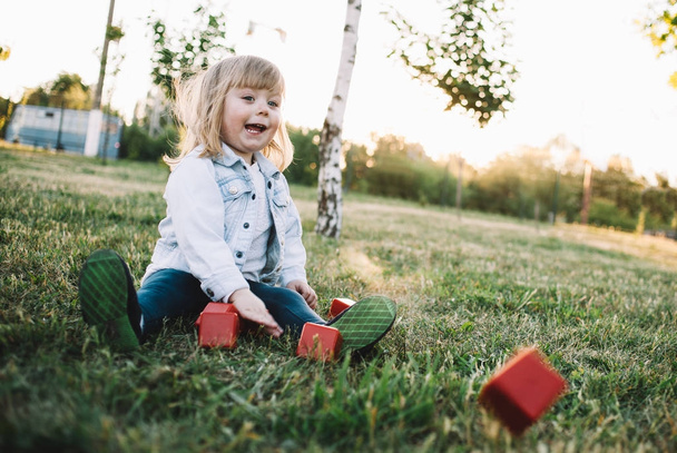 A little girl on the grass - 写真・画像