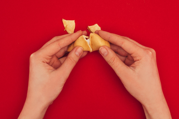 oříznutý snímek ženy otevření fortune cookie, čínský Nový rok koncepce - Fotografie, Obrázek
