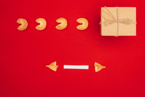 vue du haut des biscuits chinois avec une boîte cadeau ouverte et faite à la main, concept Nouvel An chinois
 - Photo, image