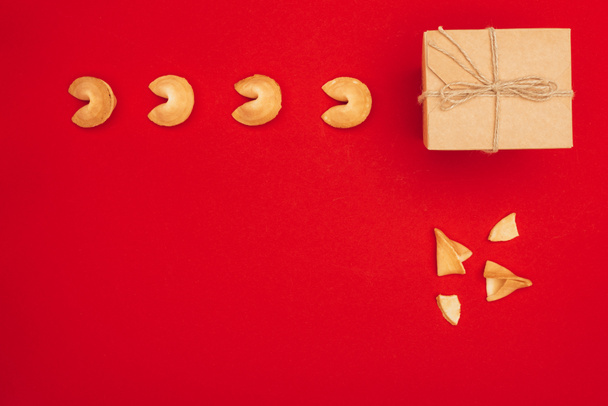 vista superior de galletas de la fortuna chinas y caja de regalo hecha a mano, concepto de año nuevo chino
 - Foto, Imagen