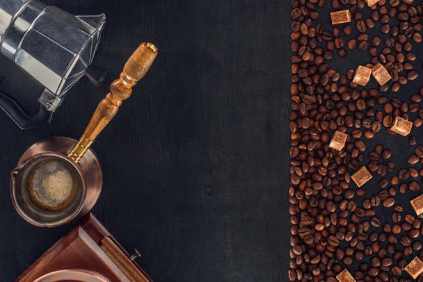 黒糖、コーヒー ポット、コーヒー メーカー、研削盤でコーヒー豆の焙煎のトップ ビュー - 写真・画像