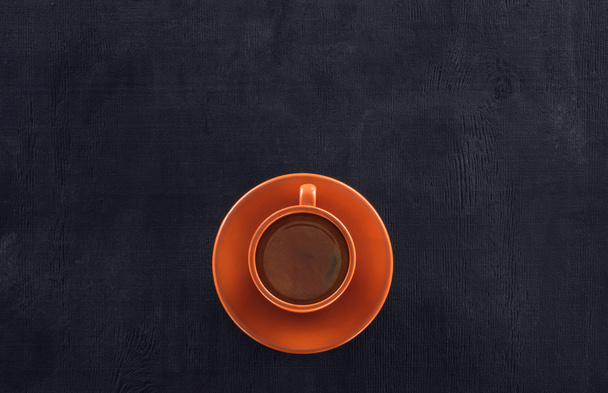 vue du dessus de tasse de café avec soucoupe sur noir
 - Photo, image