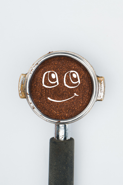 vue de dessus de l'altérateur de café avec le visage souriant isolé sur blanc
 - Photo, image