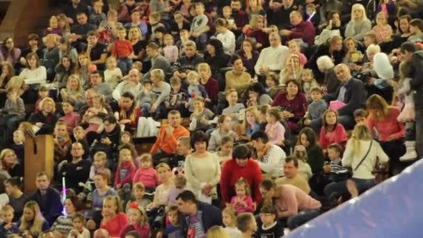 Kijów, Ukraina, grudnia 2017 r. Widzów na podium oglądania wykluczenia. Widzowie oglądać występ w cyrku - Materiał filmowy, wideo