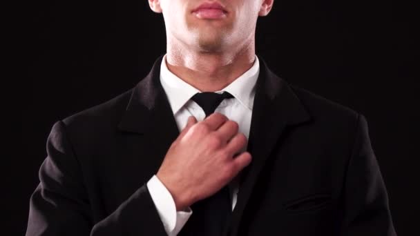 Close-up das mãos de um cara que endireita sua gravata
 - Filmagem, Vídeo