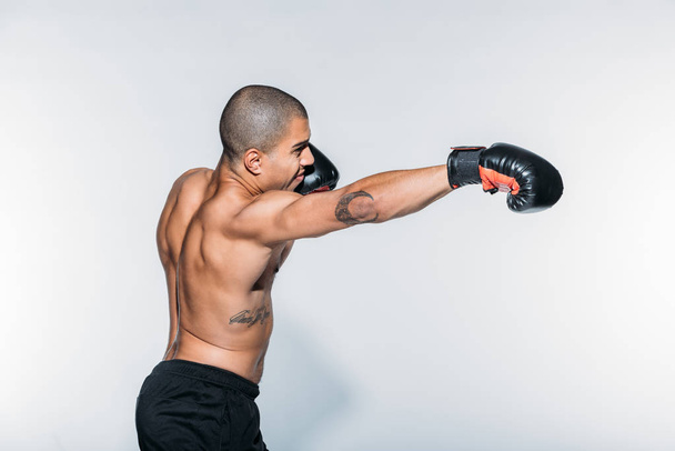 boxe sportive afro-américaine sur blanc
 - Photo, image