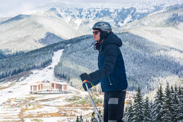 Skifahrer mit Brille und Helm auf einem Berg - Foto, Bild