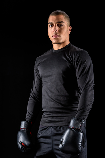 boxer sportif afro-américain en noir sportswear isolé sur noir
 - Photo, image