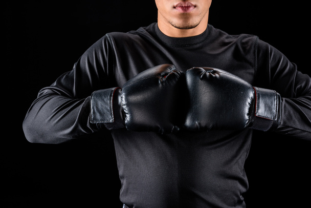 tiro recortado de boxeador afroamericano en guantes negros aislados en negro
 - Foto, imagen