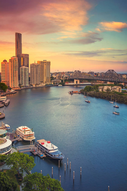 Brisbane. Obraz pejzaż panoramę Brisbane, Australia zachodzące dramatyczna. - Zdjęcie, obraz