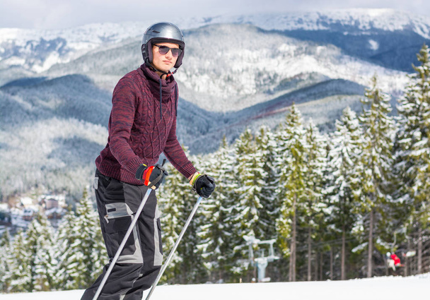 Лыжник в очках и шлем на горе
 - Фото, изображение