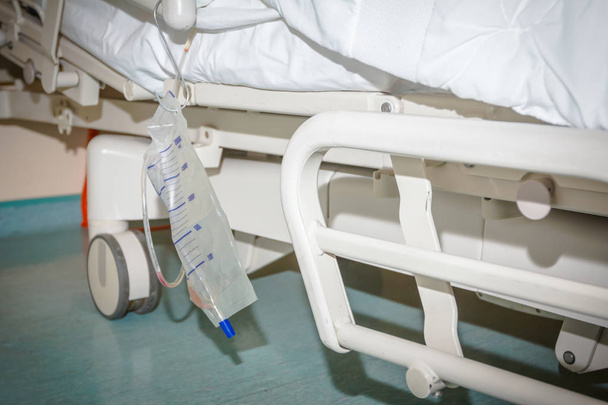 Foley, bolsa de sangre al lado de la cama en el hospital
 - Foto, imagen