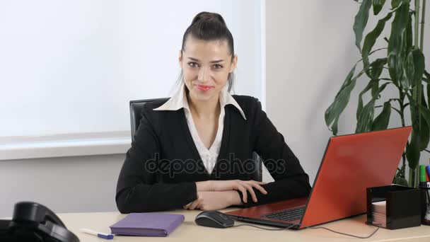 Sí, sacudiendo la cabeza, gesto de una joven atractiva en la oficina. 60 fps
 - Imágenes, Vídeo