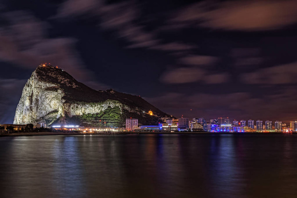 Vista nocturna sobre roca Gibraltar desde La Linea de la Concepción española
. - Foto, imagen