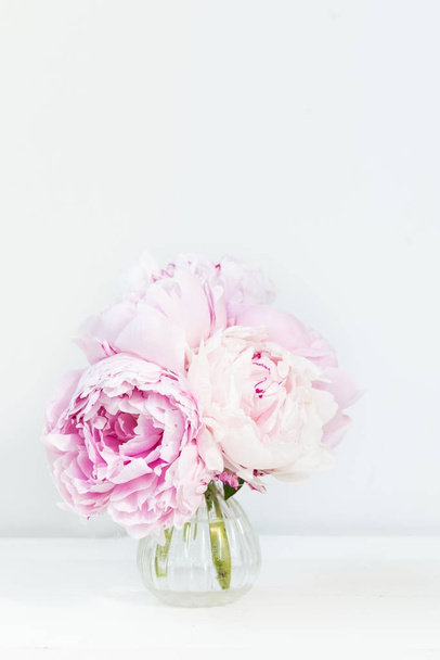 Friss virágcsokor rózsaszín pünkösdi rózsa-ra könnyű háttér - Fotó, kép