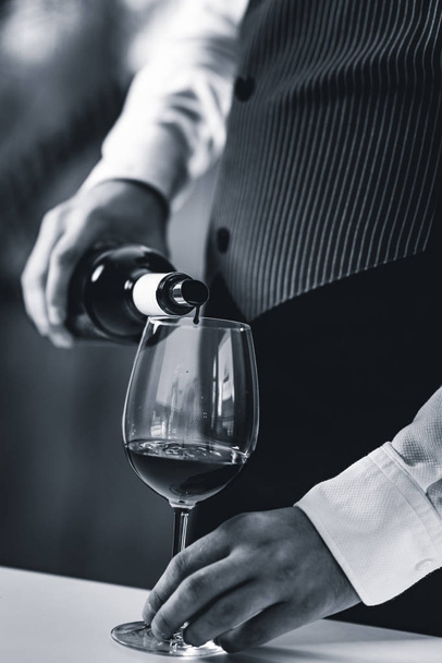 Σομελιέ έκχυση κόκκινο κρασί σε ποτήρι - Φωτογραφία, εικόνα