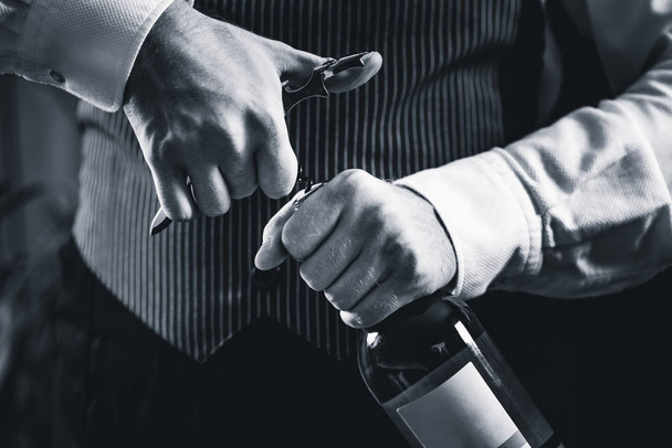 Sommelier botella de vino de apertura
 - Foto, imagen