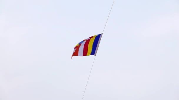 Oficjalna flaga buddyjska wiejący wiatr. - Materiał filmowy, wideo