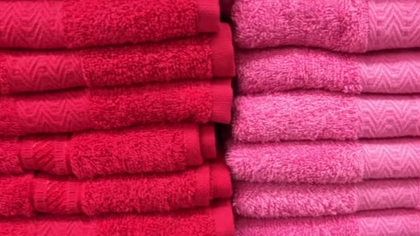 Primer plano de toallas de colores en la tienda de centro comercial, Bali. Muchas toallas
. - Metraje, vídeo