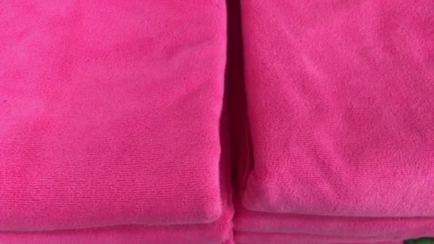 Nahaufnahme von bunten Handtüchern im Geschäft des Einkaufszentrums, bali. viele Handtücher. - Filmmaterial, Video