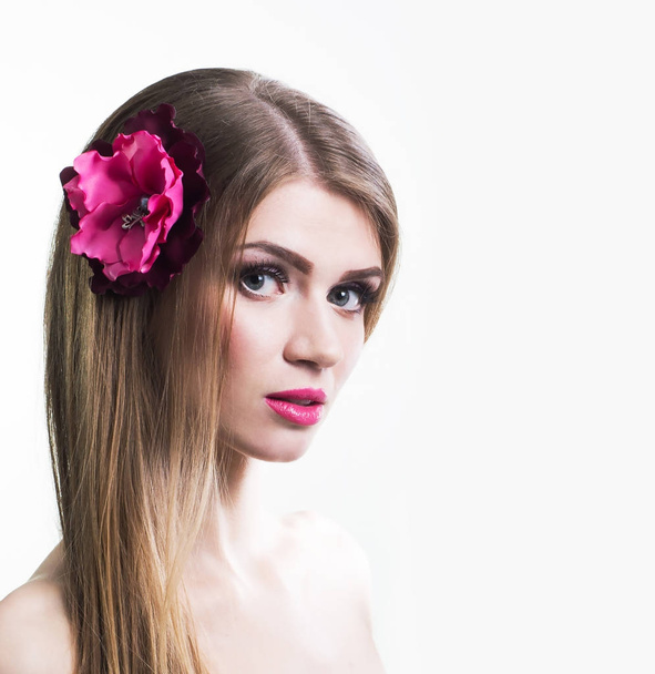 portrait of beautiful young woman with flower in her hair - Foto, Bild
