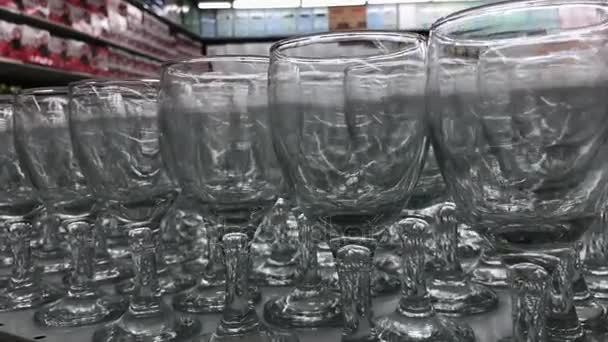 Glaswerk macro close-up. Velgen van lege glazen instellen voor mousserende wijn bereid te worden gegoten. Wijnglazen. - Video