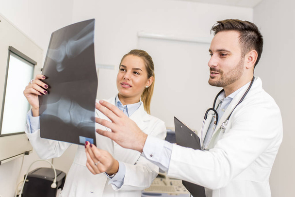 Doktorlar hastanın röntgeni incelenmesi - Fotoğraf, Görsel