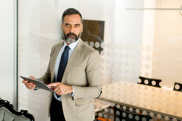 Handsome mature businessman with digital tablet - Φωτογραφία, εικόνα