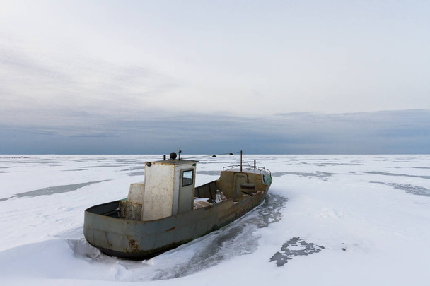 Замерзшая ржавая лодка на Ладожском озере
 - Фото, изображение
