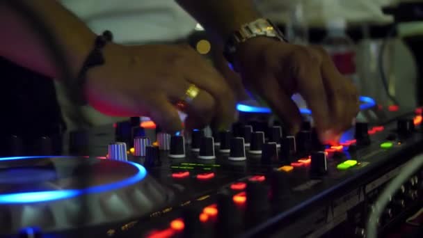 DJ control panel close-up. wazig Dj mixer. Blauw licht. Een mixer in paars licht. Muzikale achtergrond. Achtergrond voor een Dj. kleurrijke muzikale achtergrond. DJ mixer, close-up mix muziek op de console - Video