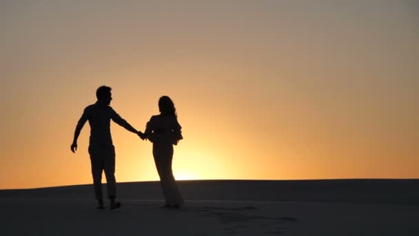 Kochająca para o zachodzie słońca - Materiał filmowy, wideo