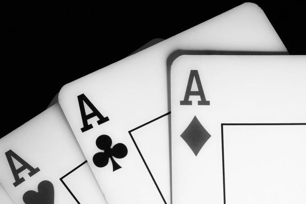 у грі покеру
 - Фото, зображення